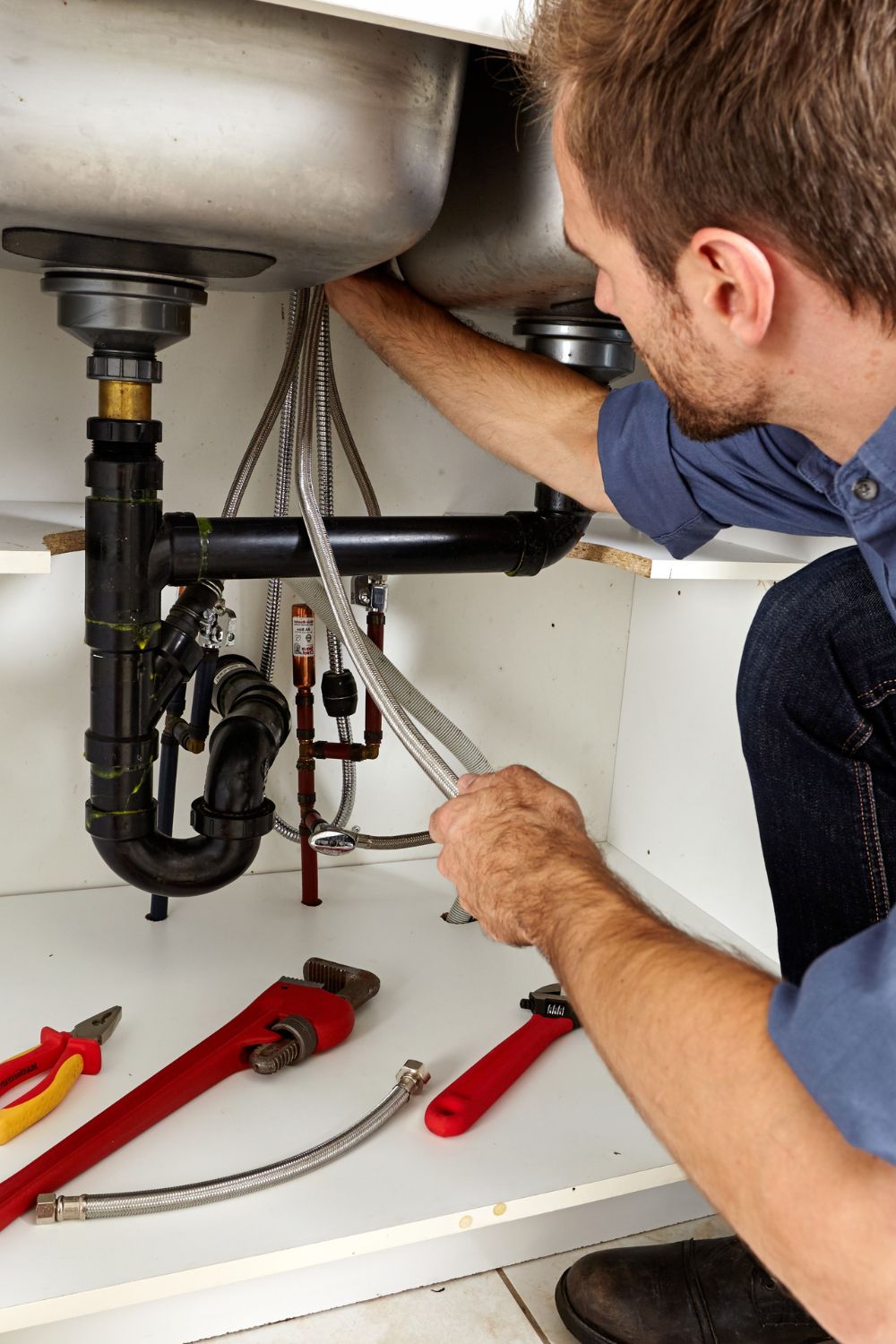 In Tampa, Florida there is a sink that needs repair. A plumber from Complete Plumbing and Drain is repairing the sink.